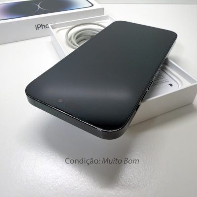 iPhone preto sobre caixa branca com cabo de carregamento