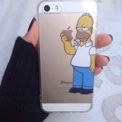 iPhone com capa transparente ilustrada com Homer Simpson