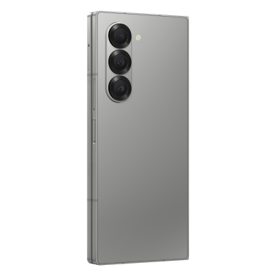 Smartphone cinzento com três câmaras traseiras em fundo branco