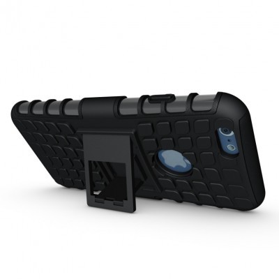 Capa de smartphone preta com suporte dobrável e recorte circular