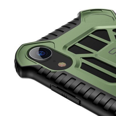 Smartphone com capa protetora verde e preta com textura e câmeras visíveis