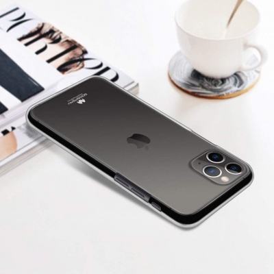 Smartphone preto com capa transparente sobre uma superfície branca ao lado de chávena e revista