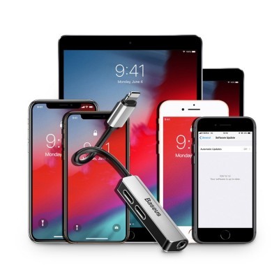 Adaptador USB-C para auscultadores Baseus junto a dispositivos iPhone e iPad