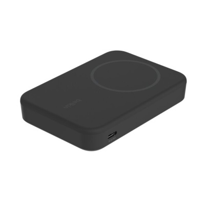 Carregador portátil preto retangular com círculo em relevo e porta USB-C