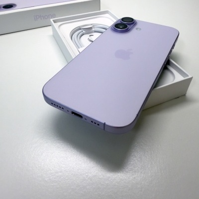 iPhone lilás sobre caixa branca com cabo branco dentro