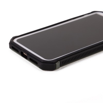 Smartphone com capa protetora preta e ecrã preto em fundo branco