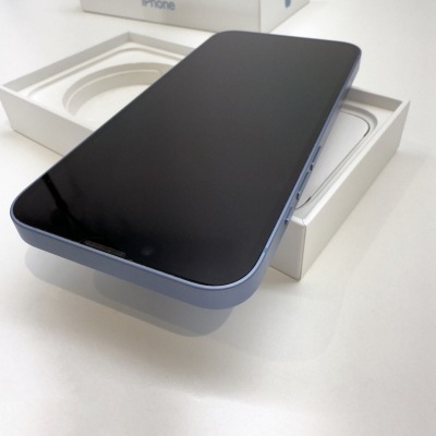 Smartphone iPhone preto com moldura azul sobre caixa branca de embalagem