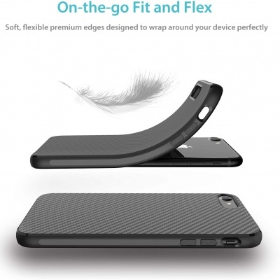 Capa preta flexível para smartphone com textura riscada e texto promocional