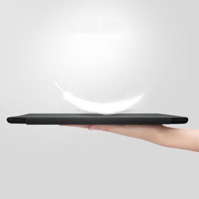 Mão a segurar tablet preto fino com pena branca flutuando acima