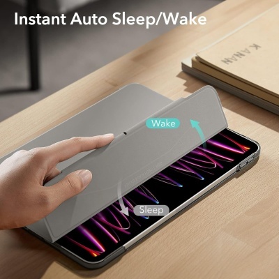 Capa cinzenta para smartphone com funcionalidade auto sleep/wake sobre telemóvel numa mesa de madeira