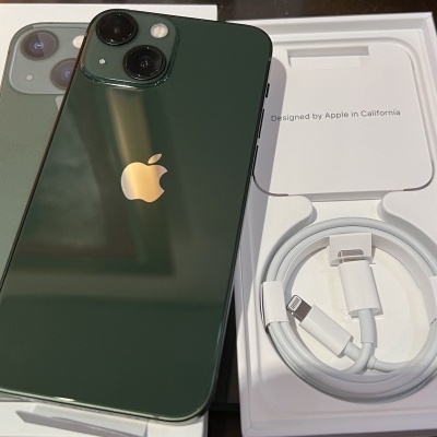Smartphone Apple iPhone verde com duas câmaras atrás sobre caixa aberta com cabo branco