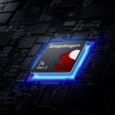 Chip Snapdragon 7s Gen 2 com iluminação azul numa placa eletrónica escura