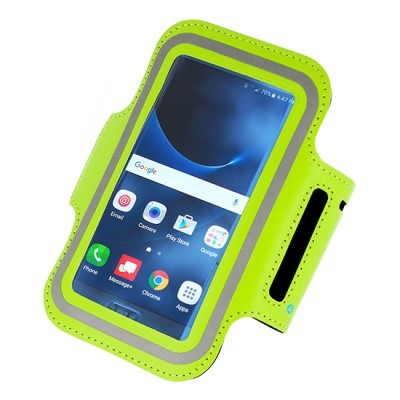 Braçadeira desportiva verde fluorescente para smartphone com ecrã ligado mostrando aplicações