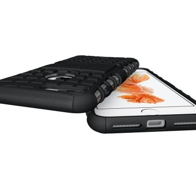 Capa de telemóvel preta com textura quadrada e telemóvel branco de ecrã ligado