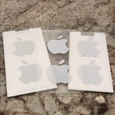 Autocolantes da Apple em fundo translúcido sobre pedra cinzenta