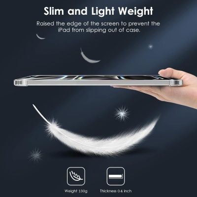 Capa transparente para iPad leve, segurada por uma mão com penas brancas ao fundo