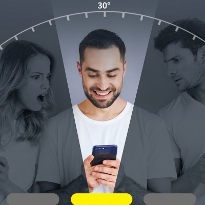 Homem sorridente com telemóvel, com pessoas zangadas e surpresas ao fundo e gráfico semicircular