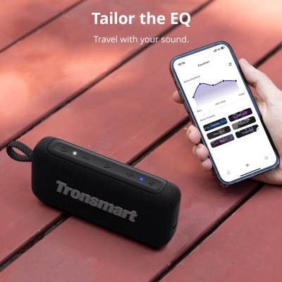 Coluna portátil preta Tronsmart ao lado de smartphone com aplicação de equalizador de som