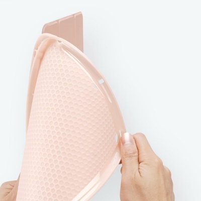 Tapete bege claro de silicone com textura hexagonal sendo dobrado