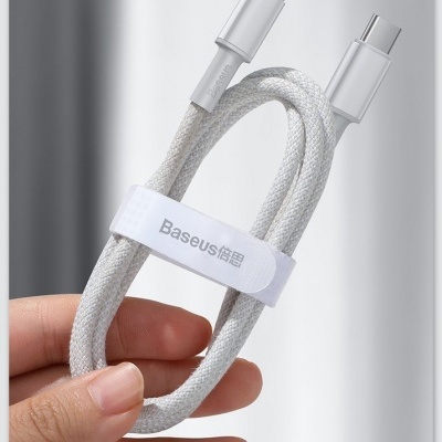 Cabo de carregamento Baseus com conexões USB-C e Lightning