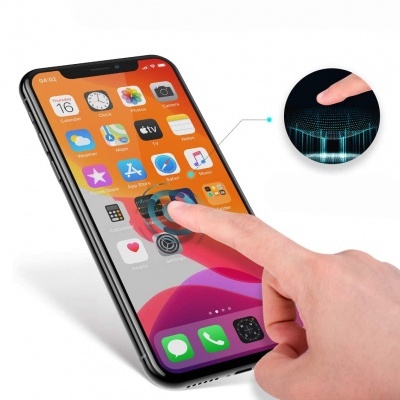 smartphone preto com dedo indicador a tocar no ecrã colorido