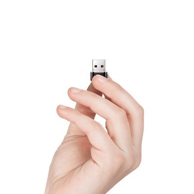 Mão segurando pen drive USB preto e prateado