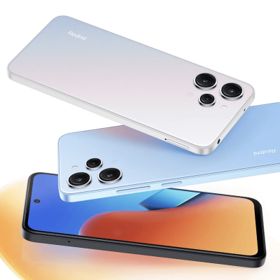 Três smartphones Redmi em cores azul e branco com câmaras e ecrã frontal visíveis.