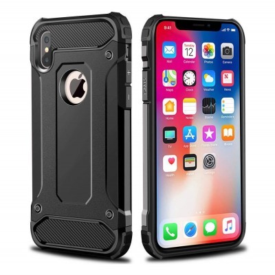 Smartphone iPhone com capa protetora preta e ecrã com apps iOS