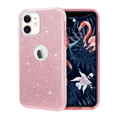 Capa rosa glitter para iPhone ao lado de telemóvel com ecrã a mostrar flamingos