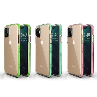 iPhones dourados com capas transparentes de borda colorida em verde, azul-verde e rosa