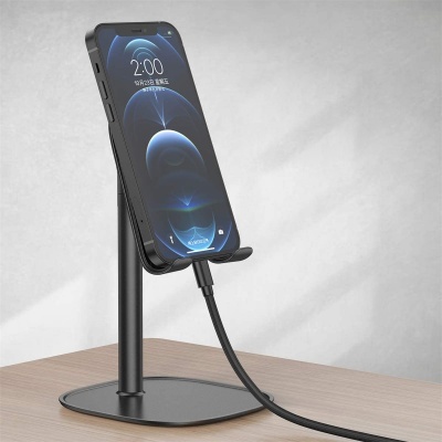 Suporte de telemóvel preto com telemóvel colocado verticalmente e cabo de carregamento