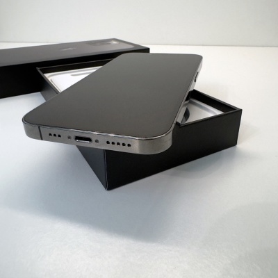 Smartphone cinzento escuro com bordas prateadas em caixa preta