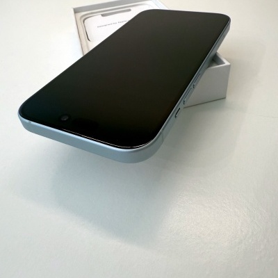 Smartphone com ecrã preto e moldura azul claro sobre caixa branca