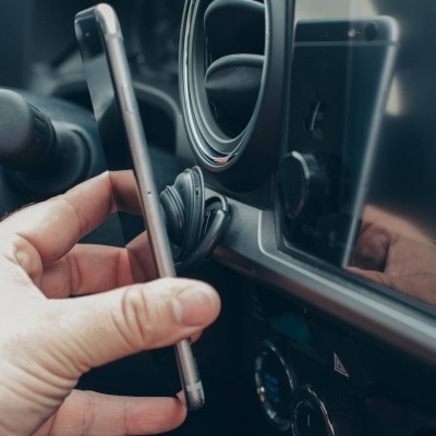 Suporte magnético para telemóvel num carro com telemóvel prateado
