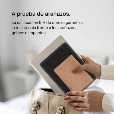 Pessoa a guardar tablet com capa bege em saco bege, texto em espanhol acima