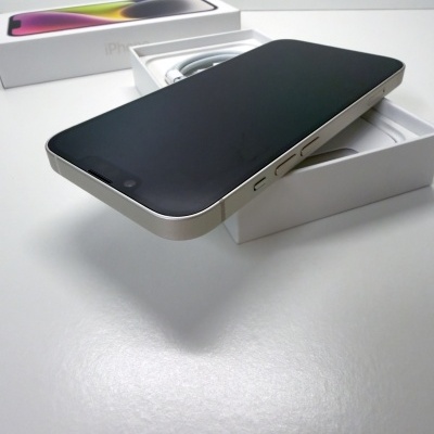 iPhone preto com moldura prateada dentro de caixa branca com cabo