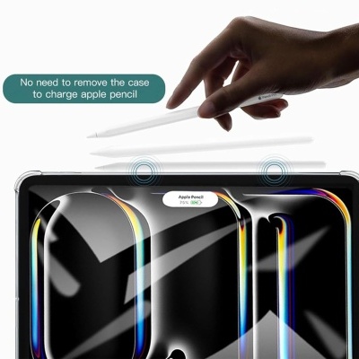 Tablet com capa transparente e Apple Pencil branco a ser usado