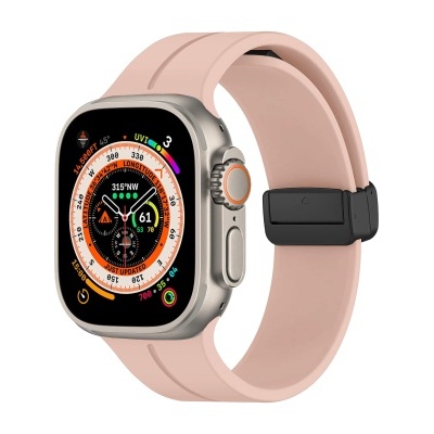 Relógio inteligente com caixa metálica prateada e bracelete rosa claro