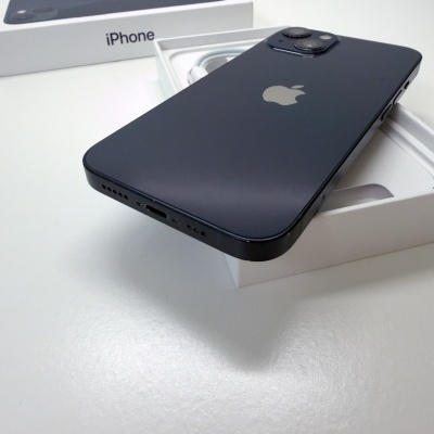 Smartphone iPhone preto com duas câmaras traseiras e caixa branca com texto iPhone