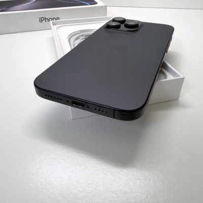 iPhone preto com três câmaras em cima da caixa