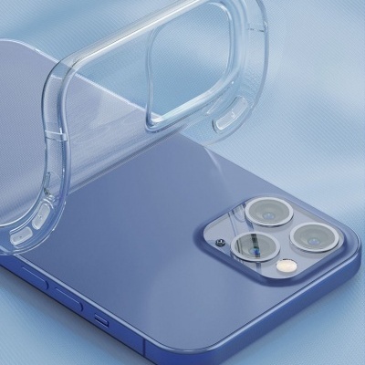 Capa transparente próximo de smartphone azul com três câmaras