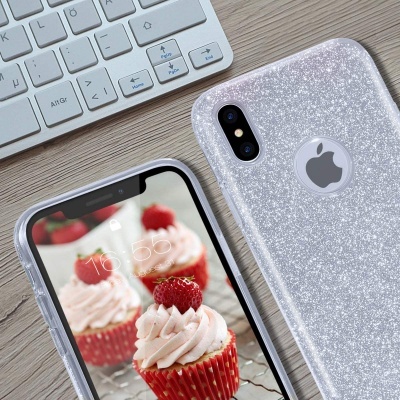 Dois smartphones Apple com capas brilhantes e um ecrã a mostrar cupcakes com morangos.