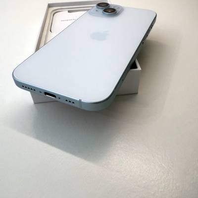 Smartphone Apple iPhone azul claro em embalagem branca