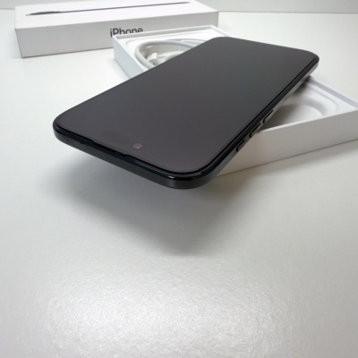 Smartphone preto sobre caixa branca de iPhone aberta