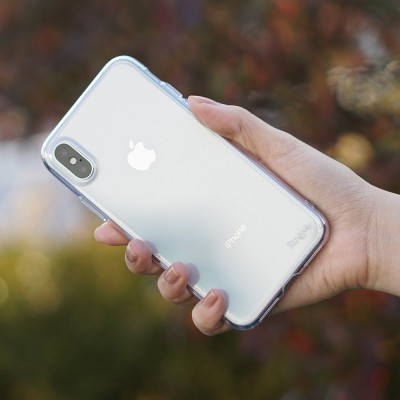 Telemóvel iPhone com capa transparente na mão