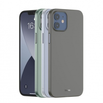 Três smartphones com capas protetoras de silicone em azul, verde e cinza, mostrando a parte frontal e traseira