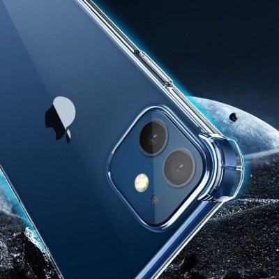 Smartphone Apple iPhone azul com capa transparente e duas câmaras traseiras sobre superfície rochosa