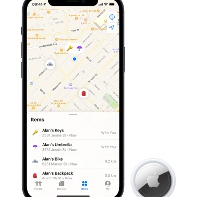 Smartphone preto com aplicação de localização a mostrar mapa e itens listados no ecrã.