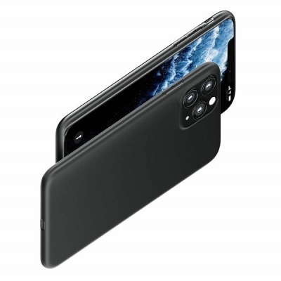 Smartphone com capa preta, ecrã ligado mostrando ondas, traseira com três câmaras