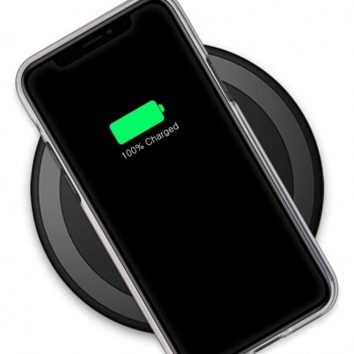 Telemóvel a carregar sem fios em carregador redondo preto